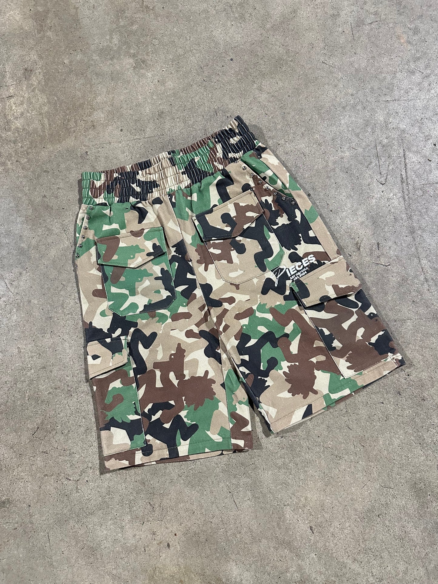 CAMO PANTS INTO SHORTS
